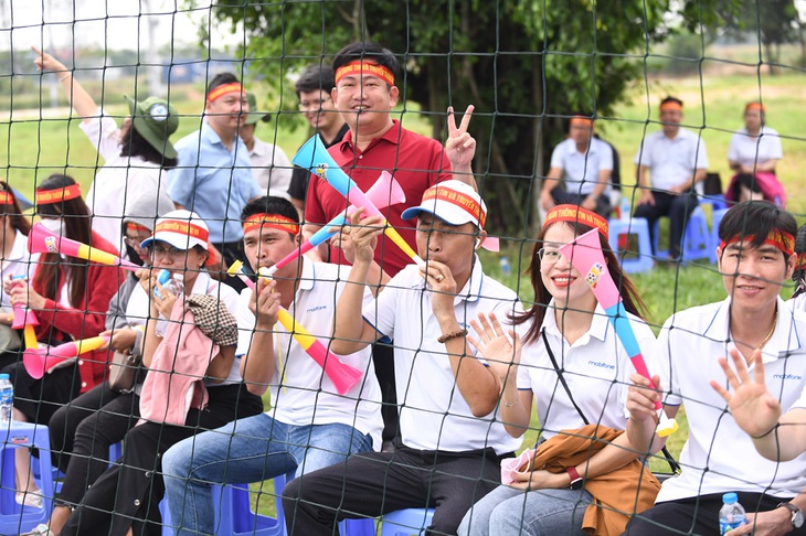 Hàng trăm cổ động viên bao quanh sân bóng tại Bình Dương để cổ vũ các đội bóng công nhân