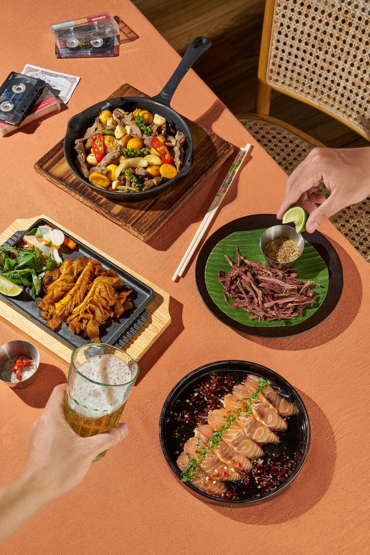 Social Local Beer N’ Bite - Điểm hẹn lý tưởng ngay giữa lòng Sài Gòn - Ảnh 4. Social Local Beer N’ Bite - Điểm hẹn lý tưởng ngay giữa lòng Sài Gòn - Ảnh 4.
