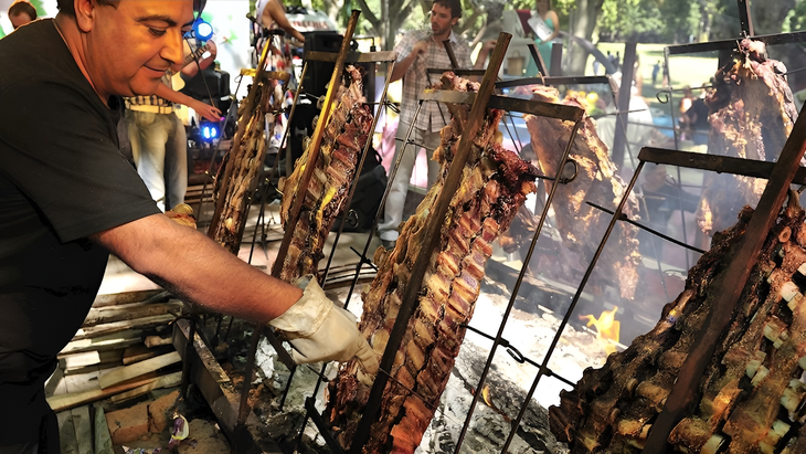 Asado xếp ở hạng ba trong danh sách món ngon từ thịt, đây được xem là hình ảnh thu nhỏ của ẩm thực và văn hóa Argentina. Không chỉ có mặt ở Argentina, Asado còn xuất hiện ở Chile, Uruguay, Paraguay và một số quốc gia Nam Mỹ khác. Món ăn được làm chủ yếu bằng thịt bò và người đầu bếp sẽ nấu miếng thịt trên lò nướng gạch gọi là La Parrilla - Ảnh: Taste Atlas