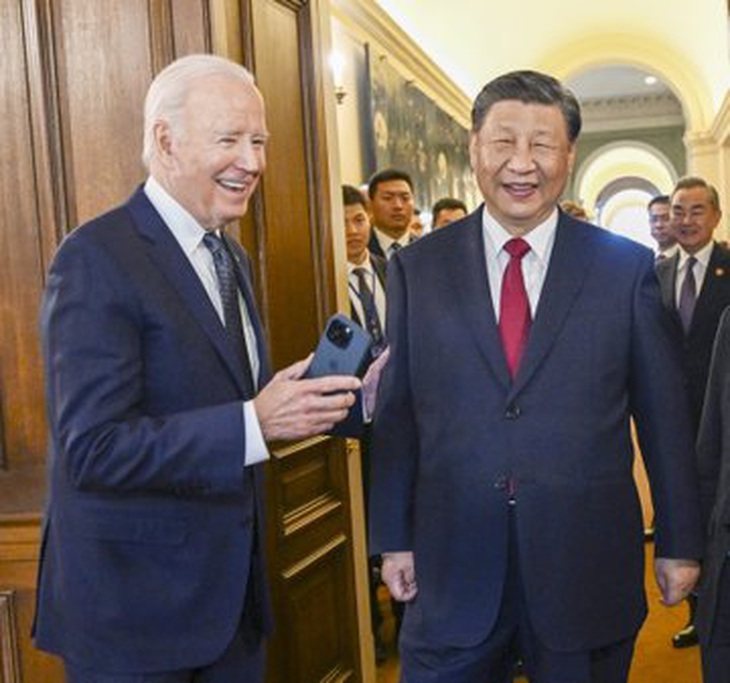 Ông Biden mở điện thoại của mình giới thiệu bức ảnh của ông Tập 38 năm trước ở cầu Cổng Vàng  - Ảnh: X