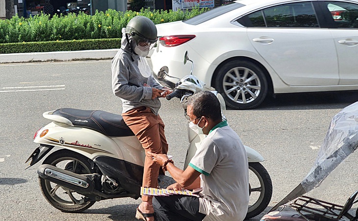  Nghề bán vé số phổ biến trong khu vực miền Nam - Ảnh: CHÍ QUỐC