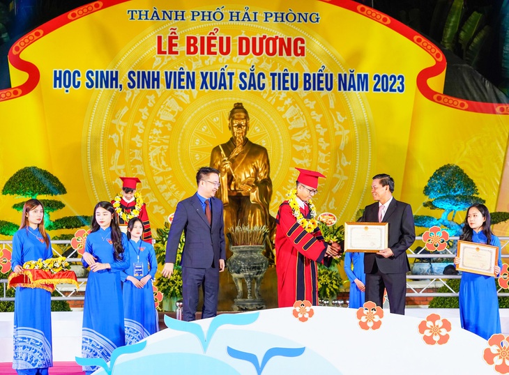 Mỗi học sinh, sinh viên được biểu dương ngoài bằng khen còn được tặng thưởng 10 triệu đồng - Ảnh: HOÀNG HẢI