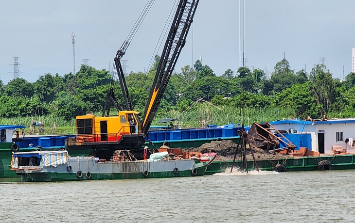 Khiếu nại tỉnh vì &quot;không thấy vi phạm gì mà bị thu hồi mỏ cát&quot; - Ảnh: CHÍ HẠNH