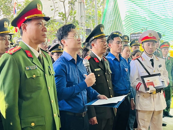 Anh Hoàng Cẩm Thạch - phó bí thư Tỉnh Đoàn Hà Tĩnh - thừa ủy quyền công bố quyết định truy tặng huy hiệu “Tuổi trẻ dũng cảm” cho đại úy Trần Trung Hiếu - Ảnh: H.A.