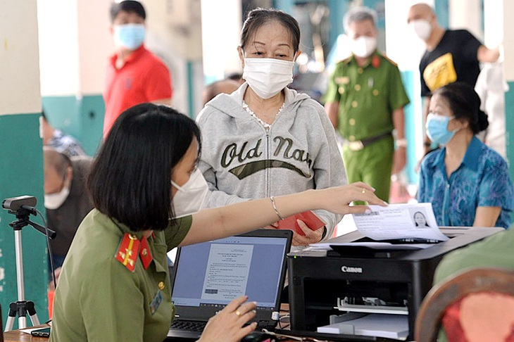 Người dân làm căn cước công dân ở Công an quận 1, TP.HCM - Ảnh: TỰ TRUNG