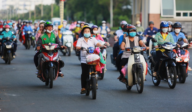 Công nhân Khu chế xuất Tân Thuận (Q.7, TP.HCM) trong giờ tan ca (ảnh chụp chiều 18-11)  - Ảnh: PHƯƠNG QUYÊN