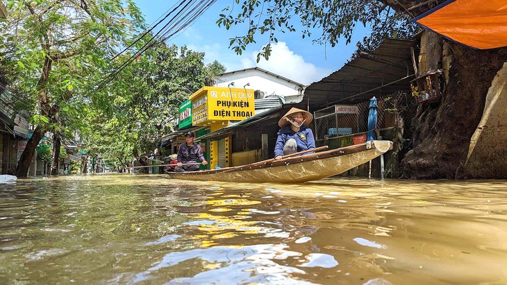 Ảnh chụp hôm 16-11, trên tuyến đường Lê Thánh Tôn bên trong Kinh thành Huế  - Ảnh: NHẬT LINH