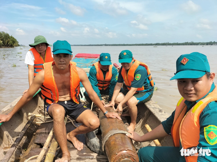 Lực lượng công binh thuộc Bộ chỉ huy quân sự tỉnh Trà Vinh xử lý an toàn quả bom nặng 340kg - Ảnh: HỮU HIỆP