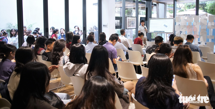 Không gian tọa đàm và dòng bạn trẻ xếp hàng bên ngoài đợi đến lượt trải nghiệm triển lãm - Ảnh: H.VY