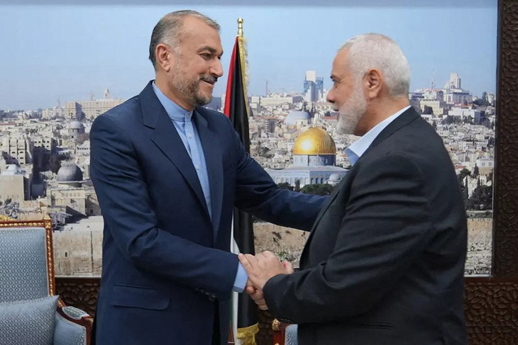 Ngoại trưởng Iran Hossein Amir Abdollahian (trái) gặp thủ lĩnh chính trị của nhóm Hamas - ông Ismail Haniyeh tại Doha, Qatar, ngày 31-10 - Ảnh: AFP