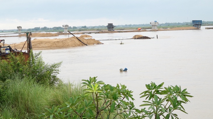 Mỏ khai thác cát trên sông Đà Rằng, đoạn qua xã Hòa Thắng (huyện Phú Hòa, tỉnh Phú Yên) để phục vụ dự án cao tốc Bắc - Nam qua Phú Yên - Ảnh: LINH NGUYÊN