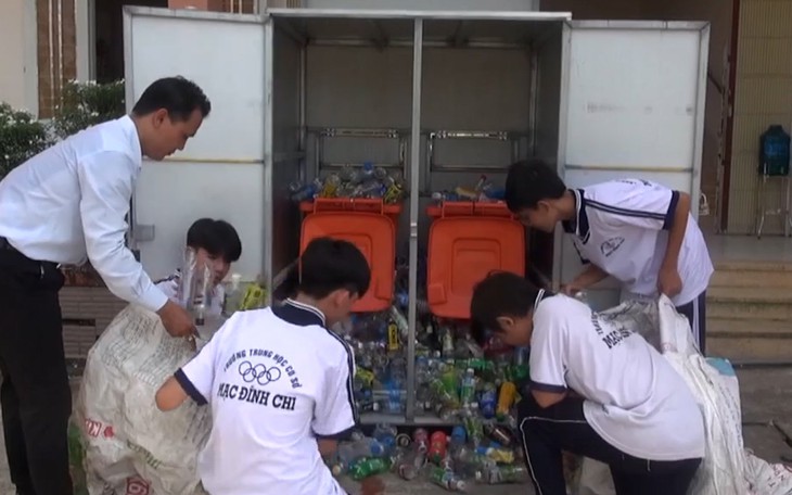 Cô Nguyễn Thị Hồng Nga, Trường THCS Chu Văn An (phường Cầu Ông Lãnh, TP.HCM) được ví như "người mẹ hiền" có đôi tay mát lành với học sinh hoà nhập. Gần 16 năm đứng lớp, lòng yêu thương của cô đã thắp sáng hành trình cho học sinh hòa nhập. - Ảnh 2.