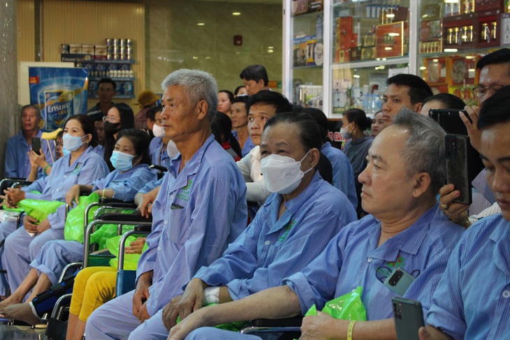 Chương trình âm nhạc “Giai điệu kết nối yêu thương” thu hút được nhiều sự quan tâm của người bệnh - Ảnh: NGỌC NHI