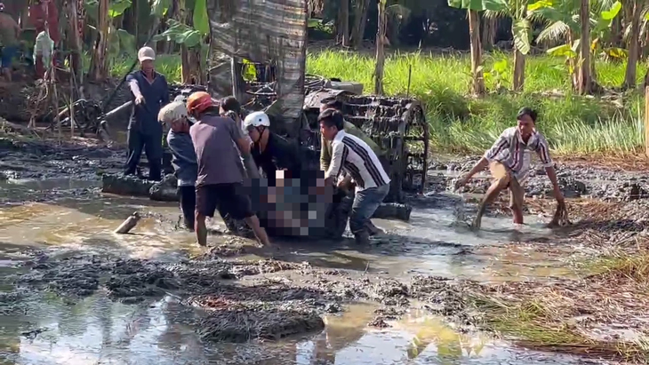 Theo nhân chứng kể lại, anh Q. bị lạc tay lái làm máy cày lật ngửa dẫn đến tử vong