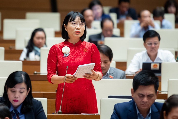 Đại biểu Nguyễn Thị Việt Nga (Hải Dương) phát biểu tại hội trường Quốc hội chiều 20-11 - Ảnh: GIA HÂN