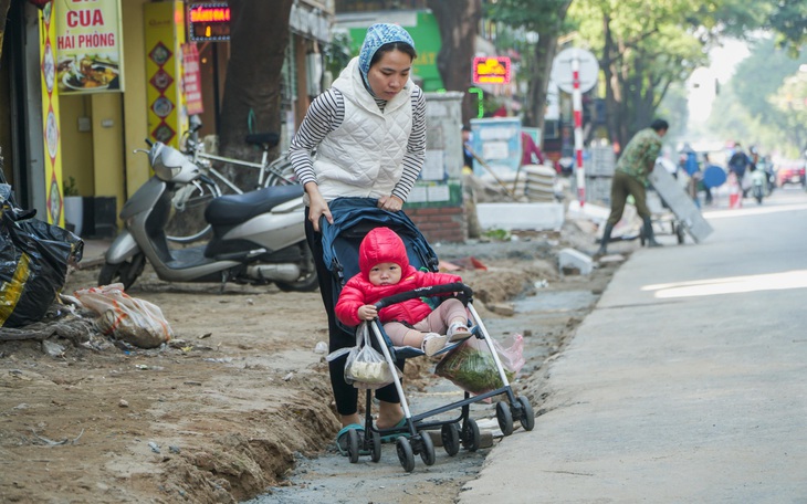 Cứ dịp cuối năm, nhiều vỉa hè Hà Nội lại bị xới tung để... lát lại