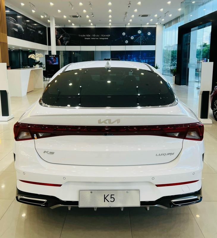 Tại thị trường Việt Nam, Kia K5 có 2 tùy chọn động cơ. Bản Luxury và Premium dùng máy 2.0 MPI, cho công suất 150 mã lực và mô men xoắn 192 Nm, hộp số tự động 6 cấp. Bản GT-Line dùng máy 2.5 GDI, cho công suất 191 mã lực và mô men xoắn 246 Nm, hộp số tự động 8 cấp. Cả 3 phiên bản đều trang bị hệ dẫn động cầu trước