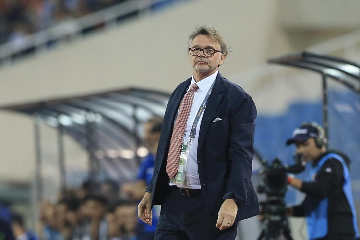 HLV Philippe Troussier ở trận đấu với Iraq - Ảnh: HOÀNG TÙNG