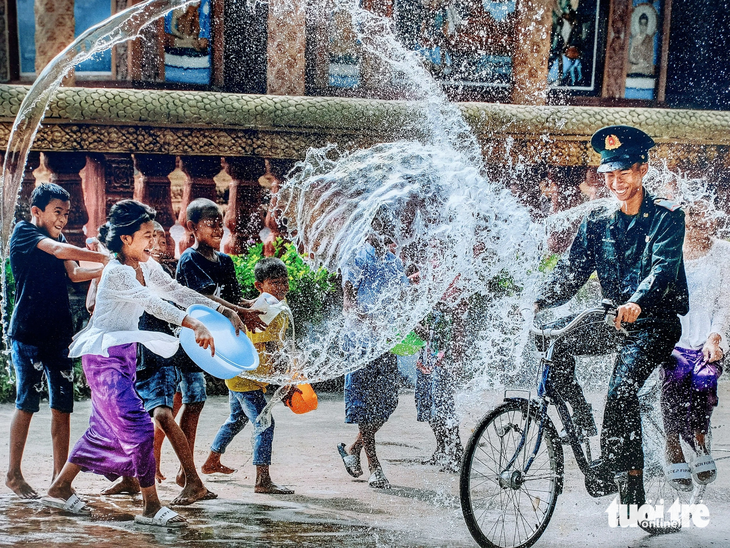 Tác phẩm Vui ngày hội té nước Khmer Nam Bộ của tác giả Nguyễn Hoàng Nam (An Giang) đoạt huy chương vàng - Ảnh: CHÍ CÔNG