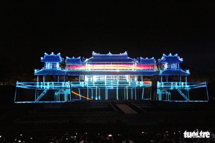 Ngọ Môn Huế được chiếu sáng bởi công nghệ 3D mapping trong đêm khai màn Festival Huế 2022 - Ảnh: NHẬT LINH