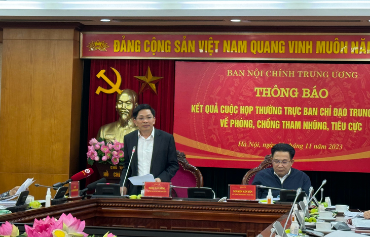 Phó trưởng Ban Nội chính Trung ương Đặng Văn Dũng thông tin về cuộc họp - Ảnh: THÀNH CHUNG