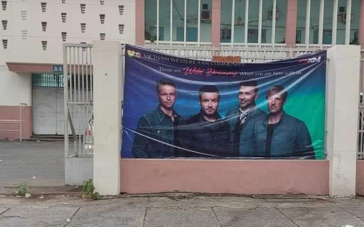 Ảnh vui 22-11: Băng rôn xì-tai cây nhà lá vườn cho Westlife