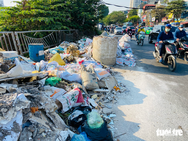 Phế thải xây dựng đổ trộm ngay ngã ba Láng - Yên Lãng (ảnh chụp chiều 20-11).