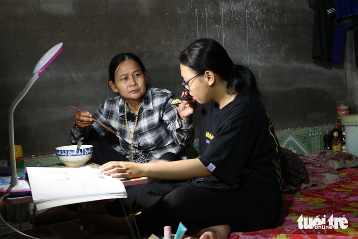 Những lúc tỉnh táo, bà Hồng là người rất dịu dàng, ấm áp và luôn lo lắng cho Hạnh, sợ cô đói, mệt khi học nhiều 