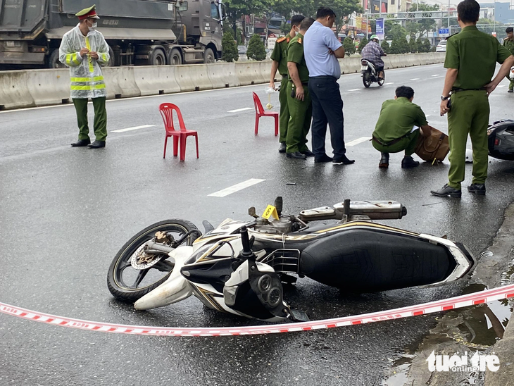 Chiếc xe máy nghi của kẻ cướp để lại - Ảnh: LÊ TRUNG