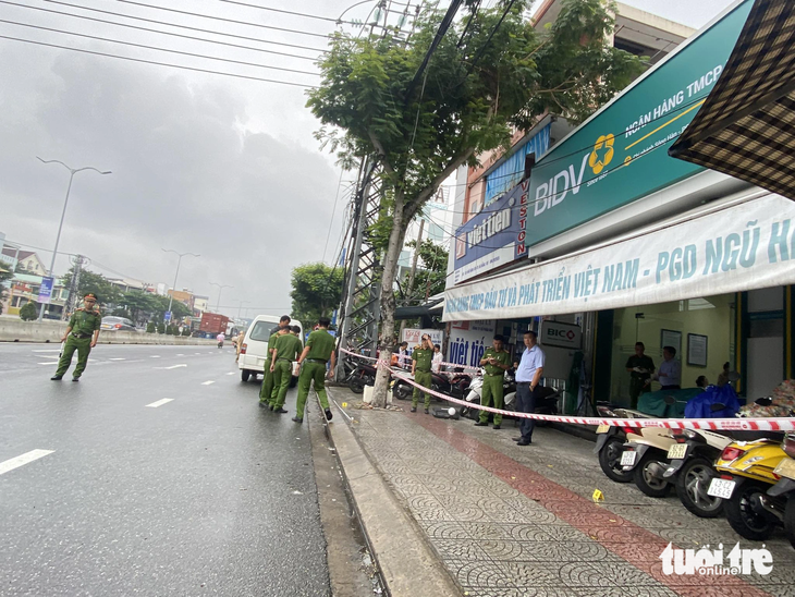 Công an phong tỏa, khám nghiệm hiện trường - Ảnh: LÊ TRUNG