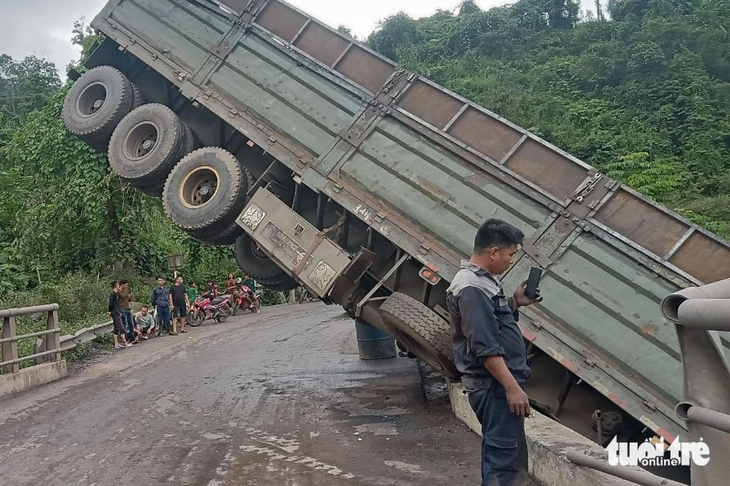 Thùng xe tải vướng lại trên quốc lộ 15D khiến xe tải không thể lưu thông - Ảnh: HOÀNG TÁO