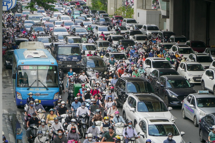 Ùn tắc giao thông tại thủ đô đang trở nên nghiêm trọng - Ảnh: PHẠM TUẤN