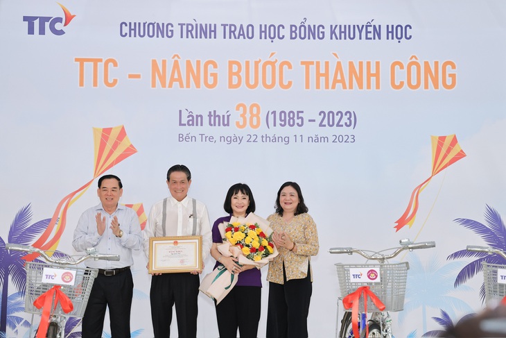 Bà Hồ Thị Hoàng Yến - phó bí thư thường trực Tỉnh ủy, chủ tịch HĐND tỉnh Bến Tre và ông Trần Ngọc Tam - phó bí thư Tỉnh ủy, chủ tịch UBND tỉnh Bến Tre và đã trao tặng bằng khen cho Tập đoàn TTC vì đã tích cực ủng hộ vật chất tặng học bổng cho học sinh. Ảnh: Đ.H