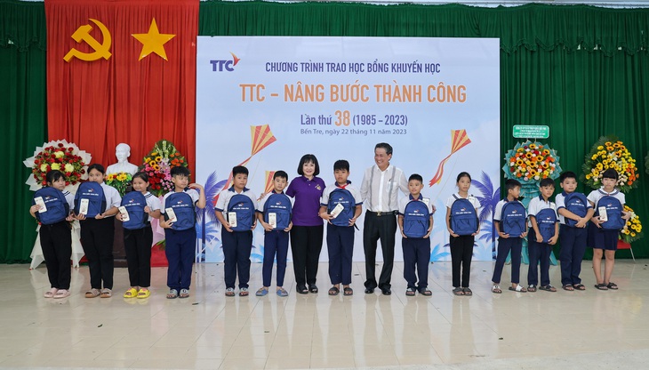 Năm 2023, TTC trao tặng học bổng cho 563 em học sinh tại 10 trường Tiểu học, Trung học cơ sở, Trung học phổ thông thuộc huyện Mỏ Cày Nam và Mỏ Cày Bắc, tỉnh Bến Tre. Ảnh: Đ.H