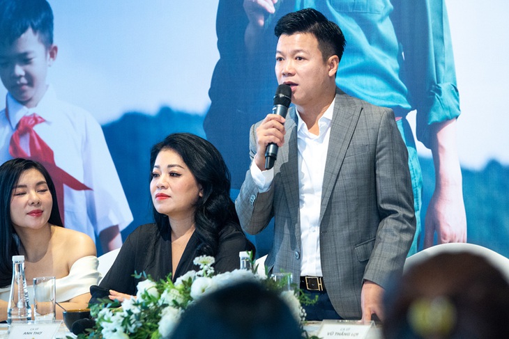 Vũ Thắng Lợi chia sẻ với báo giới về live show Quê hương - Ảnh: BTC