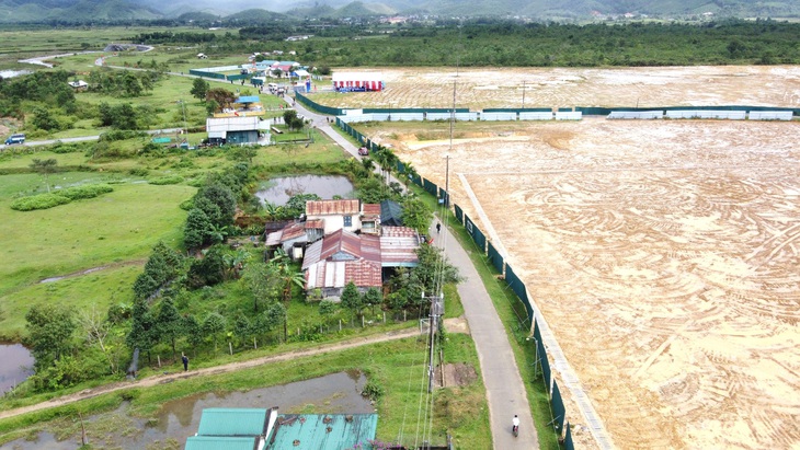 Sân bay A So cạnh bản Loah Tà Vai đã được tẩy sạch chất độc dioxin - Ảnh: H.N.