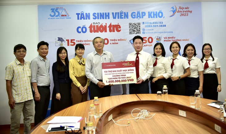 Quang cảnh buổi trao kinh phí thực hiện chương trình &quot;Gieo mầm tri thức&quot; năm 2023 của Agribank chi nhánh Phú Nhuận tại báo Tuổi Trẻ - Ảnh: T.T.D.