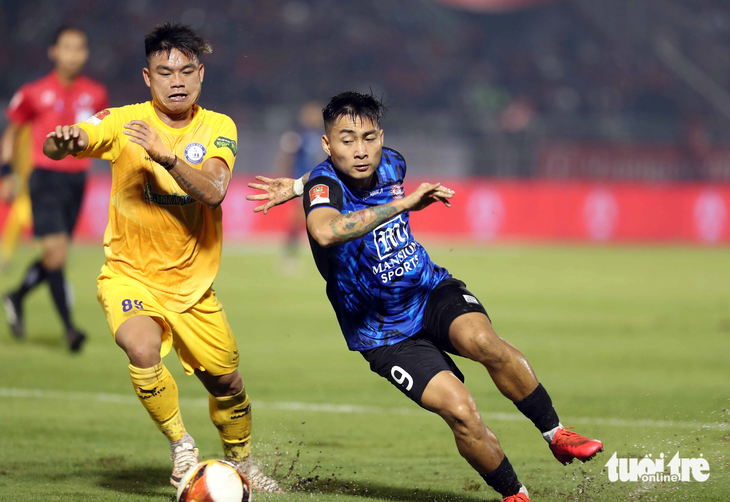 Tiền đạo Hồ Tấn Tài (phải) của CLB TP.HCM ở V-League 2023 - 2024 - Ảnh: N.K