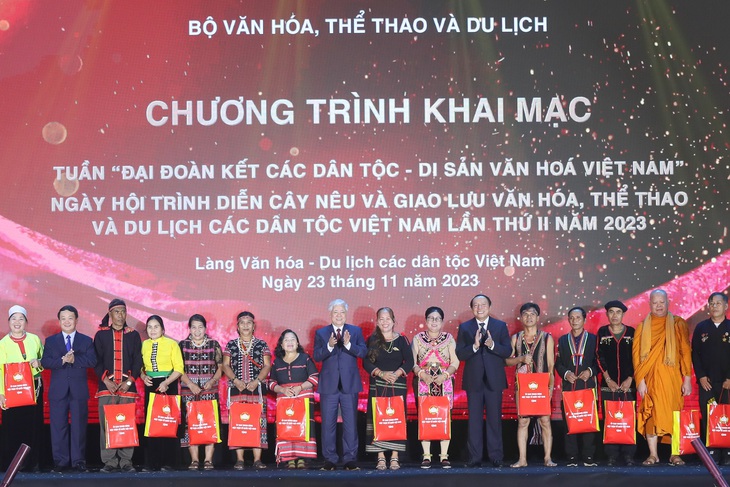 Các lãnh đạo tặng quà cho đại diện các dân tộc thiểu số có mặt dự Tuần văn hóa Đại đoàn kết các dân tộc - Ảnh: QUANG VINH