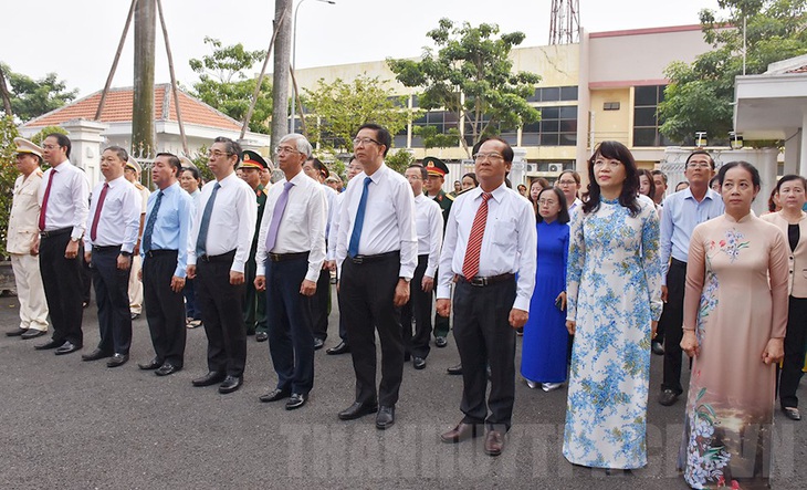 Lãnh đạo TP.HCM dâng hương, dâng hoa tại di tích lịch sử quốc gia Ngã Ba Giồng - Ảnh: S.H.