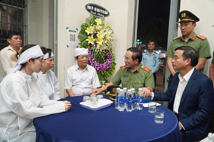 Lãnh đạo thành phố, Công an thành phố đến chia sẻ cùng thân nhân bảo vệ - Ảnh: LÊ TRUNG