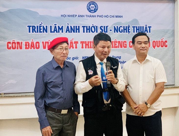 Từ trái qua: nhiếp ảnh gia Nguyễn Phước Toàn, Đoàn Hoài Trung, Trần Hữu Minh chia sẻ kỷ niệm về chuyến đi Côn Đảo - Ảnh: HOÀI PHƯƠNG