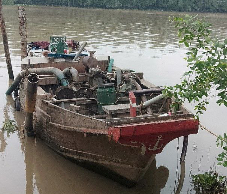 Đại úy Trần Hoàng Ngôi bị đứt lìa hai chân do bị cuốn vào chân vịt ghe gỗ của nhóm &quot;cát tặc&quot; - Ảnh: Công an cung cấp