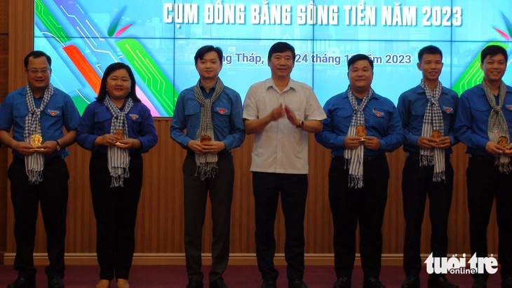 Thanh niên cụm sông Tiền có hơn 3.500 sáng kiến làm lợi trên 19 tỉ đồng- Ảnh 1. Ông Phạm Thiện Nghĩa - chủ tịch UBND tỉnh Đồng Tháp - tặng quà lưu niệm cho đoàn công tác Trung ương Đoàn và các Tỉnh Đoàn về dự hội nghị