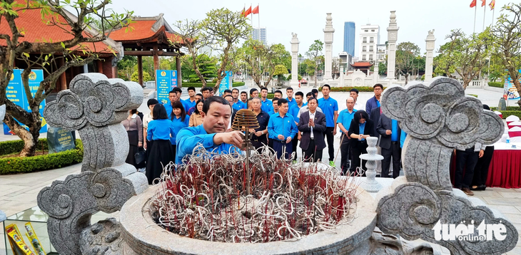 Lãnh đạo Liên đoàn Lao động TP Hải Phòng cùng đội bóng tổ chức dâng hương báo công tại đền thờ lãnh tụ Nguyễn Đức Cảnh chiều 24-11 - Ảnh: T.THẮNG