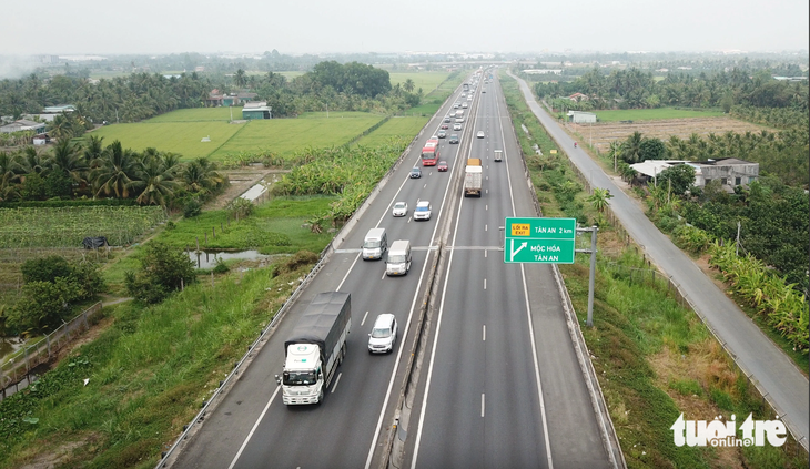 Cao tốc TP.HCM - Trung Lương có quy mô 4 làn xe đầy đủ nhưng đã trở nên chật chội sau 13 năm khai thác - Ảnh: CHÍ QUỐC