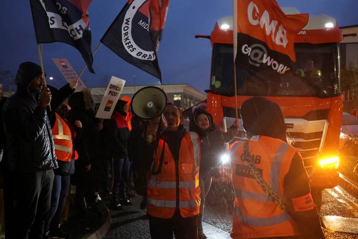 Những người tham gia cuộc đình công bên ngoài nhà kho của Amazon ở thành phố Coventry, Anh ngày 24-11 - Ảnh: REUTERS