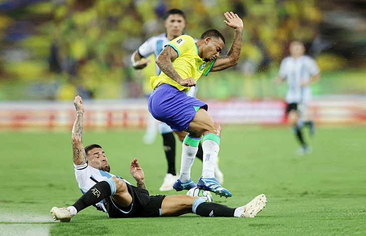 Gabriel Jesus (đứng) là trung phong đẳng cấp hiếm hoi của Brazil lúc này - Ảnh: Reuters