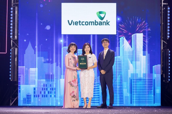 Đại diện Vietcombank nhận giải thưởng từ ban tổ chức - Ảnh: VCB