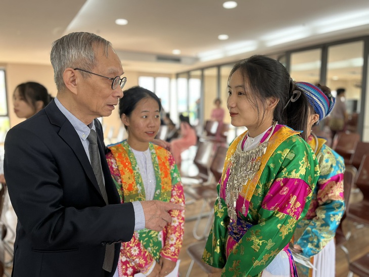 Thầy Nguyễn Xuân Khang, hiệu trưởng Trường Marie Curie (Hà Nội), trao đổi với các sinh viên ngành tiếng Anh, sư phạm tiếng Anh vừa cam kết nhận hỗ trợ kinh phí và sẽ về làm việc tại vùng khó Mèo Vạc (tỉnh Hà Giang) - Ảnh: VĨNH HÀ